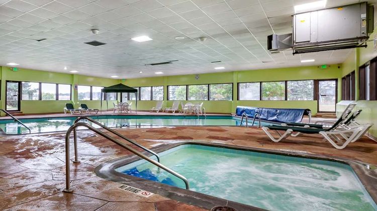 Quality Inn & Suites Pool