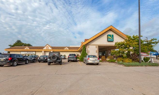 Quality Inn & Suites Exterior