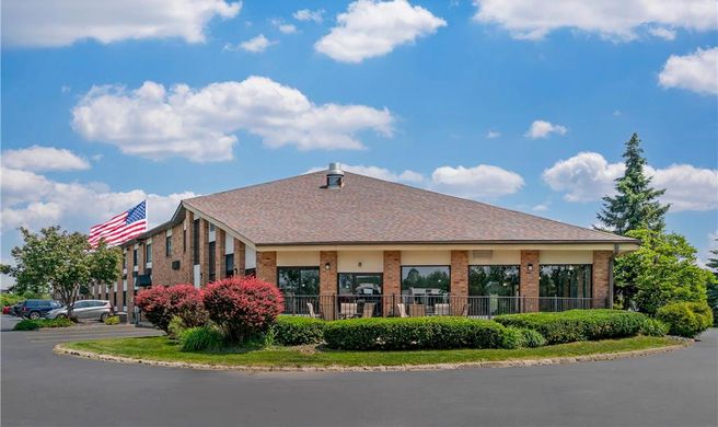 Quality Inn Byron Center Exterior