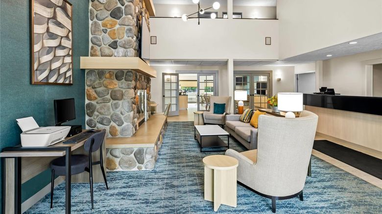 <b>Comfort Inn Traverse City Lobby</b>. Images powered by <a href="https://iceportal.shijigroup.com/" title="IcePortal" target="_blank">IcePortal</a>.