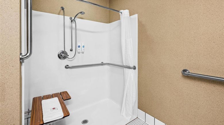 <b>Comfort Inn Traverse City Room</b>. Images powered by <a href="https://iceportal.shijigroup.com/" title="IcePortal" target="_blank">IcePortal</a>.