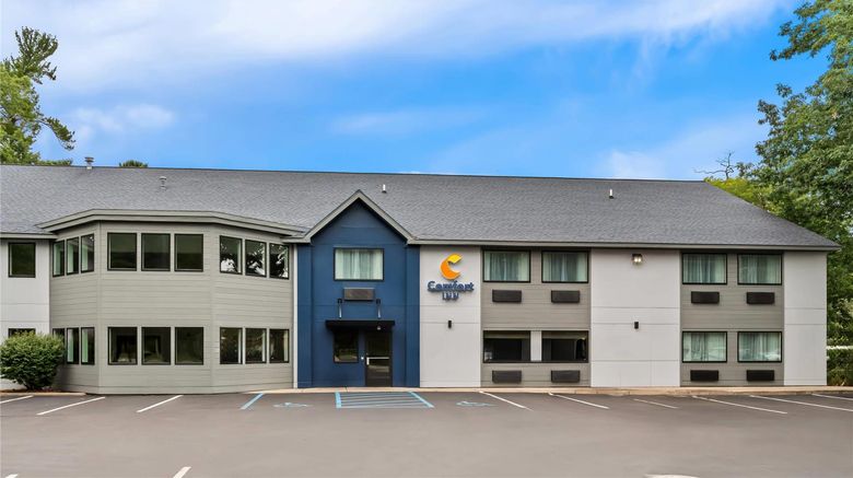 <b>Comfort Inn Traverse City Exterior</b>. Images powered by <a href="https://iceportal.shijigroup.com/" title="IcePortal" target="_blank">IcePortal</a>.