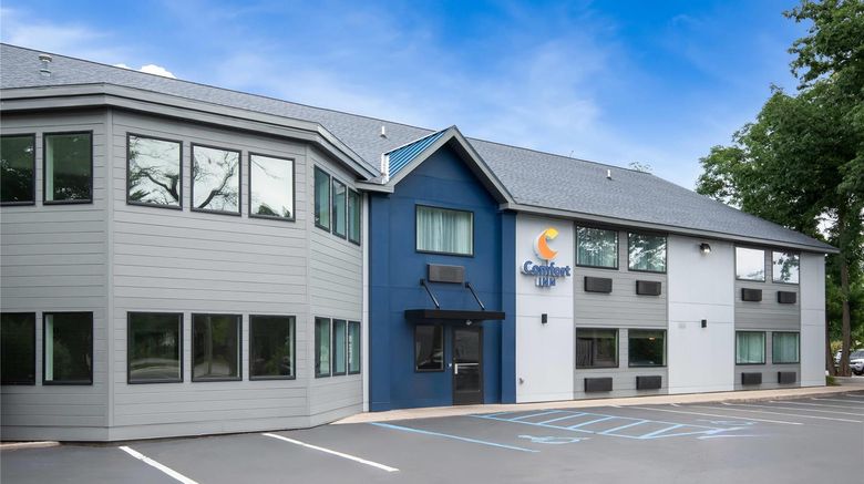 <b>Comfort Inn Traverse City Exterior</b>. Images powered by <a href="https://iceportal.shijigroup.com/" title="IcePortal" target="_blank">IcePortal</a>.