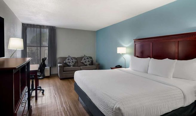 Clarion Inn & Suites Airport Grand Rapid Room