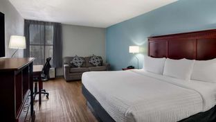 Clarion Inn & Suites Airport Grand Rapid