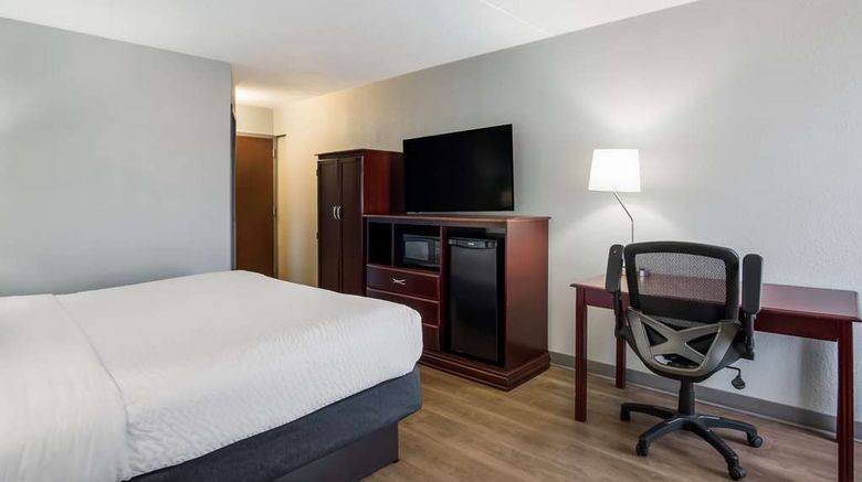<b>Clarion Inn & Suites Airport Grand Rapid Room</b>. Images powered by <a href="https://iceportal.shijigroup.com/" title="IcePortal" target="_blank">IcePortal</a>.