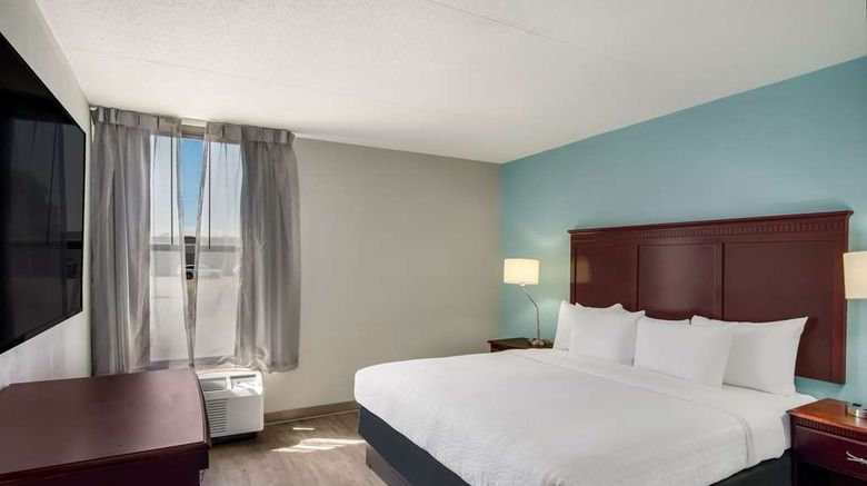 <b>Clarion Inn & Suites Airport Grand Rapid Suite</b>. Images powered by <a href="https://iceportal.shijigroup.com/" title="IcePortal" target="_blank">IcePortal</a>.