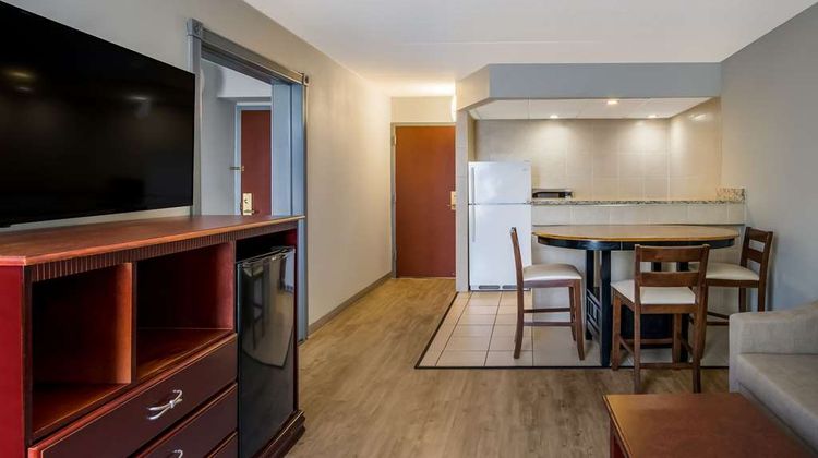 Clarion Inn & Suites Airport Grand Rapid Suite