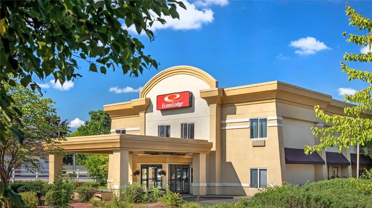 Quality Inn & Suites Ann Arbor Hwy 23 Exterior
