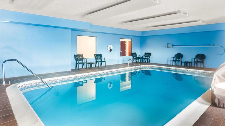 <b>Quality Inn & Suites, Niles Pool</b>. Images powered by <a href="https://iceportal.shijigroup.com/" title="IcePortal" target="_blank">IcePortal</a>.