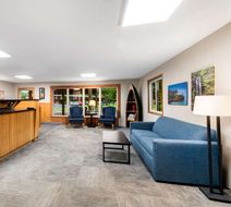 Quality Inn & Suites Munising Lobby