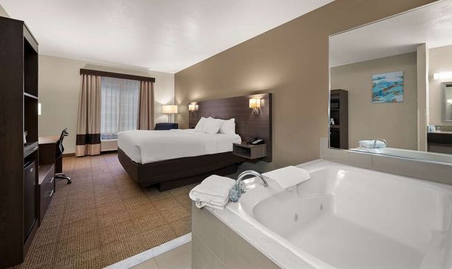 Comfort Inn and Suites Fenton Room
