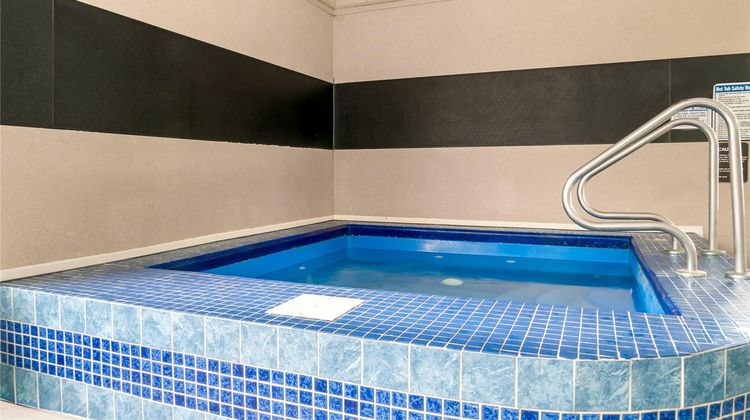 Quality Inn and Suites Monroe Pool