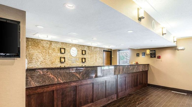 <b>Comfort Inn Lansing Lobby</b>. Images powered by <a href="https://iceportal.shijigroup.com/" title="IcePortal" target="_blank">IcePortal</a>.