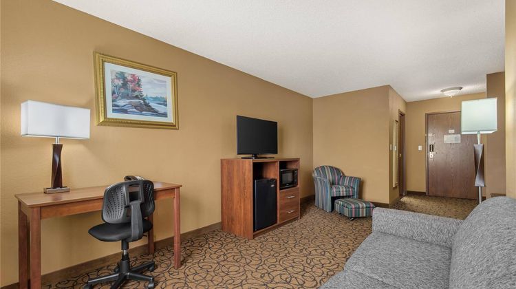 Quality Inn and Suites Manistique Suite