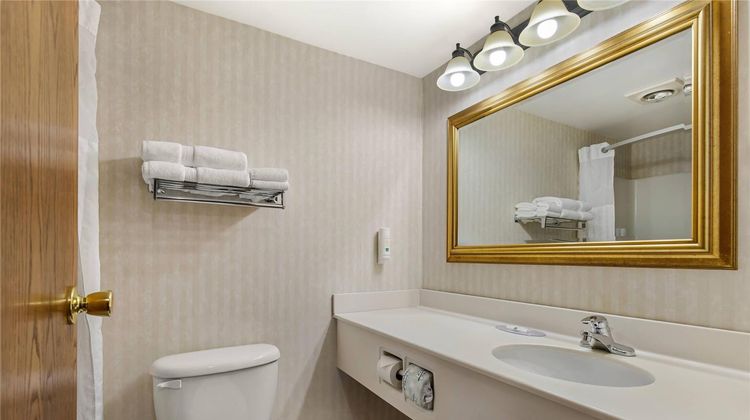 Quality Inn and Suites Manistique Room