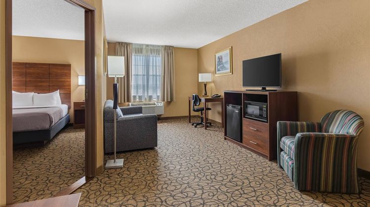 Quality Inn and Suites Manistique Suite