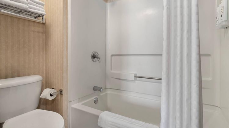 Quality Inn and Suites Manistique Room