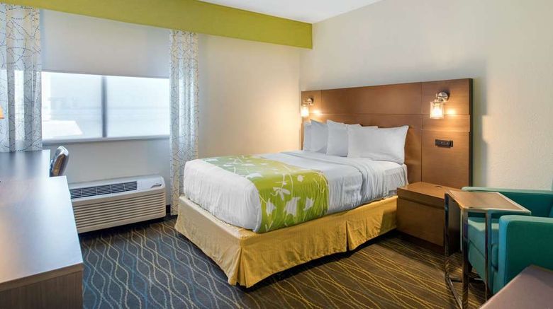 <b>Radisson Grand Rapids Riverfront Room</b>. Images powered by <a href="https://iceportal.shijigroup.com/" title="IcePortal" target="_blank">IcePortal</a>.