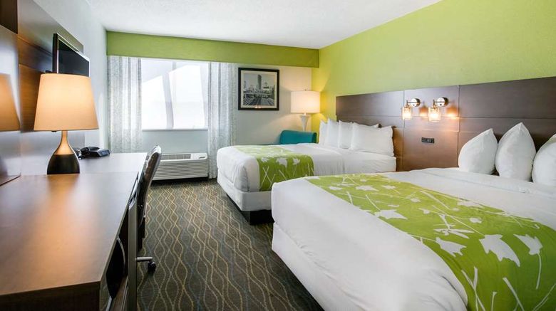 <b>Radisson Grand Rapids Riverfront Room</b>. Images powered by <a href="https://iceportal.shijigroup.com/" title="IcePortal" target="_blank">IcePortal</a>.