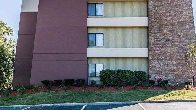 Quality Inn & Suites Warren Exterior