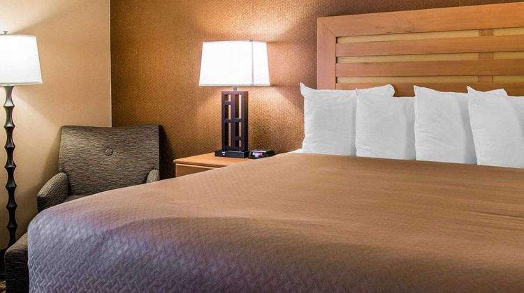 Quality Inn & Suites Warren Room