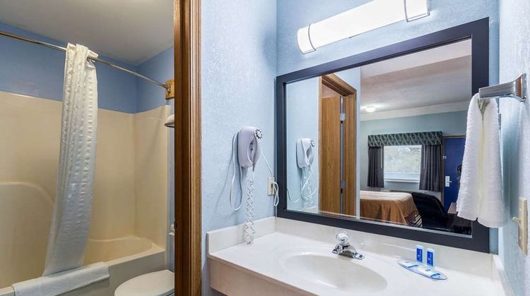 Rodeway Inn Ludington Room