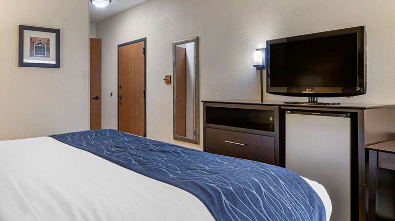 <b>Comfort Inn Kalamazoo Room</b>. Images powered by <a href="https://iceportal.shijigroup.com/" title="IcePortal" target="_blank">IcePortal</a>.