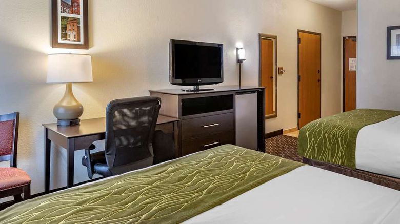 <b>Comfort Inn Kalamazoo Room</b>. Images powered by <a href="https://iceportal.shijigroup.com/" title="IcePortal" target="_blank">IcePortal</a>.