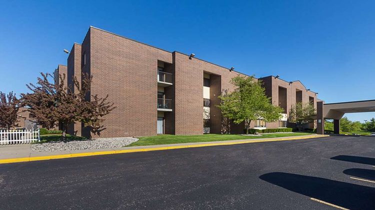 Quality Suites Hotel Lansing Exterior