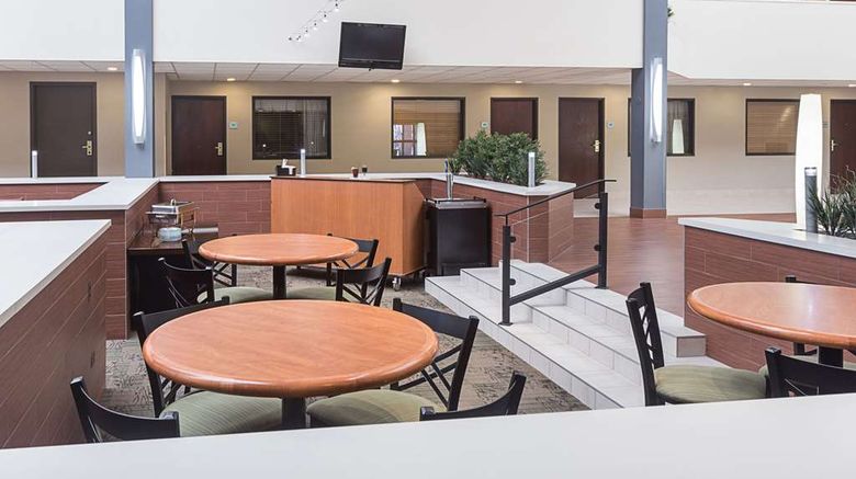 <b>Quality Suites Hotel Lansing Lobby</b>. Images powered by <a href="https://iceportal.shijigroup.com/" title="IcePortal" target="_blank">IcePortal</a>.