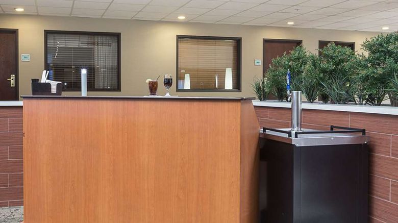 <b>Quality Suites Hotel Lansing Lobby</b>. Images powered by <a href="https://iceportal.shijigroup.com/" title="IcePortal" target="_blank">IcePortal</a>.
