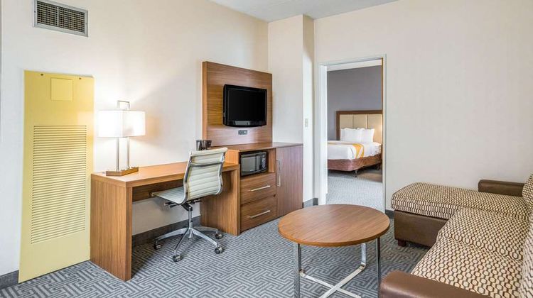 Quality Suites Hotel Lansing Suite