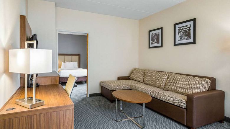 <b>Quality Suites Hotel Lansing Suite</b>. Images powered by <a href="https://iceportal.shijigroup.com/" title="IcePortal" target="_blank">IcePortal</a>.