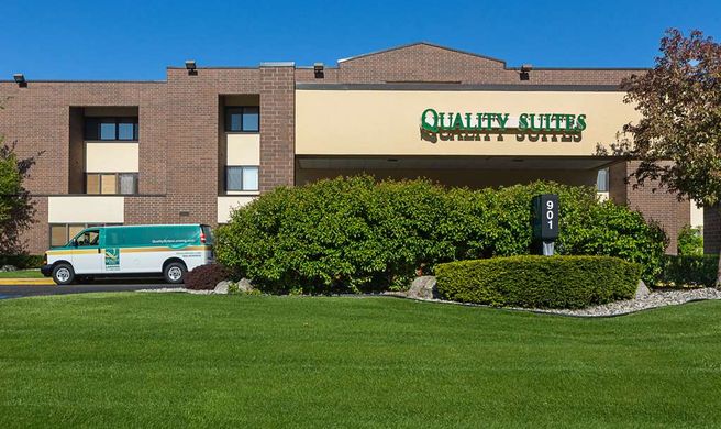 Quality Suites Hotel Lansing Exterior