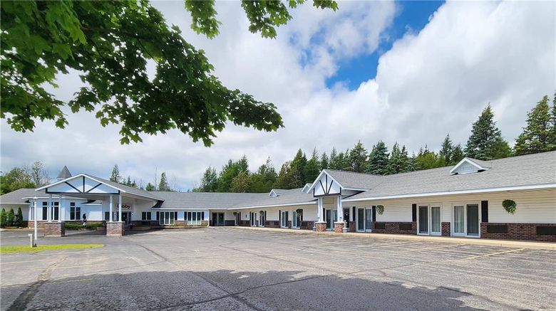 <b>Econo Lodge Lakeshore Exterior</b>. Images powered by <a href="https://iceportal.shijigroup.com/" title="IcePortal" target="_blank">IcePortal</a>.