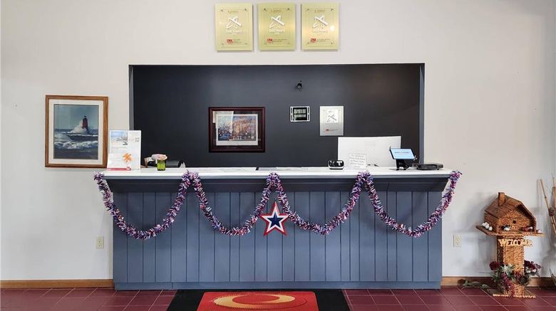 <b>Econo Lodge Lakeshore Lobby</b>. Images powered by <a href="https://iceportal.shijigroup.com/" title="IcePortal" target="_blank">IcePortal</a>.