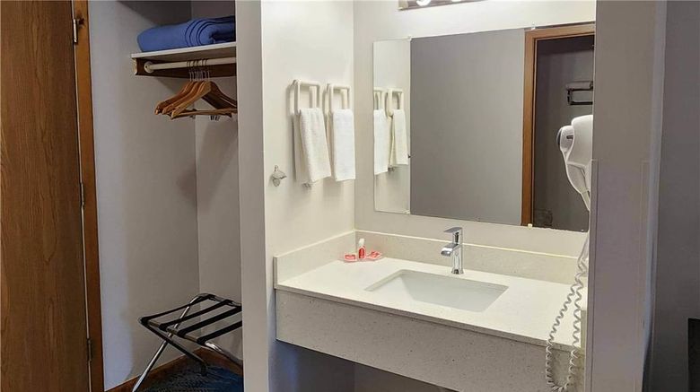 <b>Econo Lodge Lakeshore Room</b>. Images powered by <a href="https://iceportal.shijigroup.com/" title="IcePortal" target="_blank">IcePortal</a>.