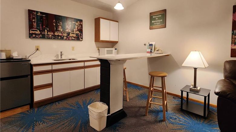 <b>Econo Lodge Lakeshore Suite</b>. Images powered by <a href="https://iceportal.shijigroup.com/" title="IcePortal" target="_blank">IcePortal</a>.