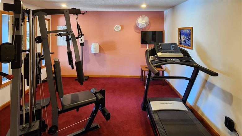<b>Econo Lodge Lakeshore Health</b>. Images powered by <a href="https://iceportal.shijigroup.com/" title="IcePortal" target="_blank">IcePortal</a>.