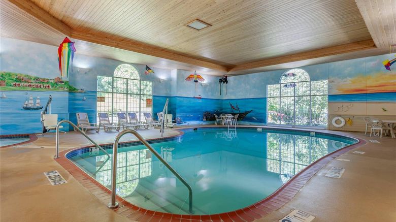 <b>Comfort Suites of Marquette Pool</b>. Images powered by <a href="https://iceportal.shijigroup.com/" title="IcePortal" target="_blank">IcePortal</a>.