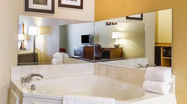 <b>Comfort Inn Suite</b>. Images powered by <a href="https://iceportal.shijigroup.com/" title="IcePortal" target="_blank">IcePortal</a>.
