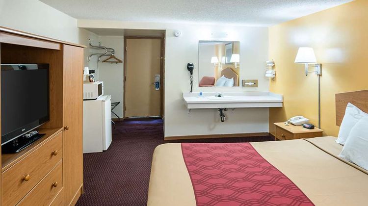 Rodeway Inn and Suites Austin I-90 Room