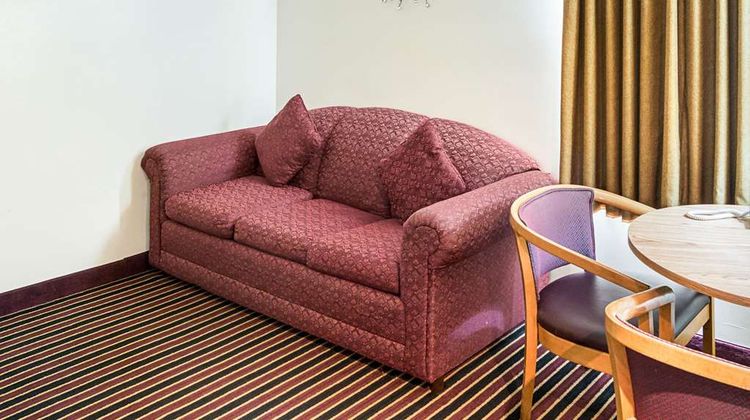 Rodeway Inn and Suites Austin I-90 Suite