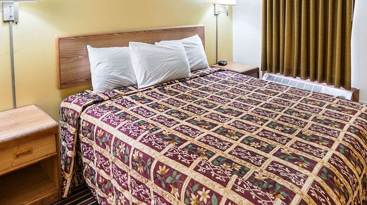 Rodeway Inn and Suites Austin I-90 Suite