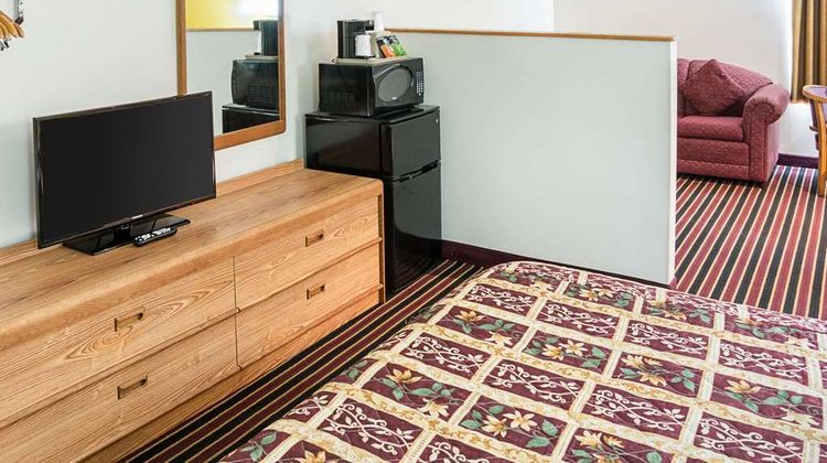 Rodeway Inn and Suites Austin I-90 Suite