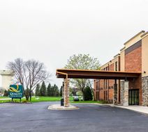 Quality Inn & Suites Exterior