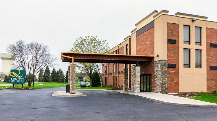 Quality Inn & Suites Exterior