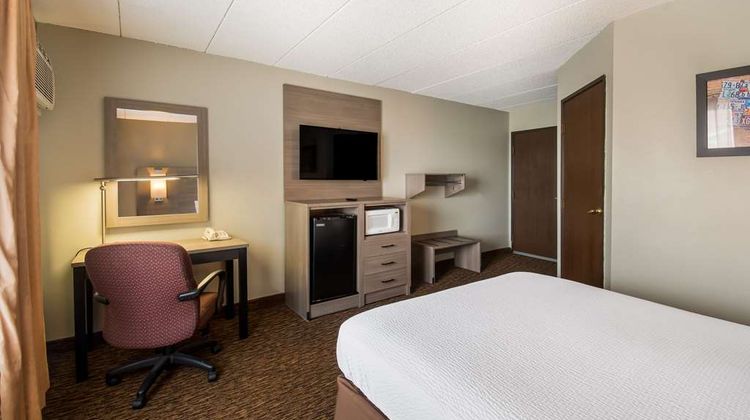 Econo Lodge near Miller Hill Mall Room