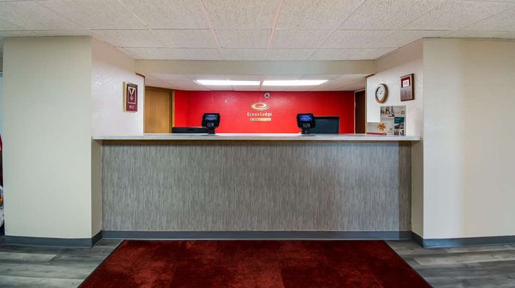 Econo Lodge near Miller Hill Mall Lobby